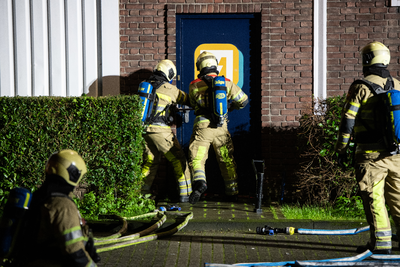 911071 Afbeelding van enkele brandweerlieden tijdens het blussen van de brand in het bedrijvenverzamelgebouw CAB-Rondom ...